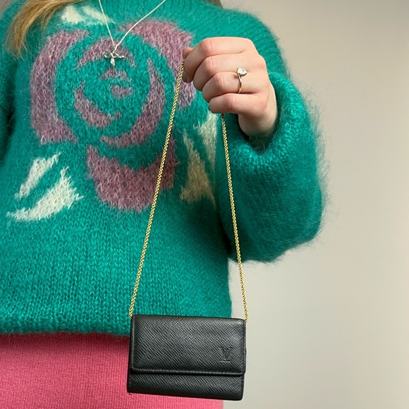 Louis Vuitton Black Taiga Leather 6 Key Holder - Picture 4 of 9